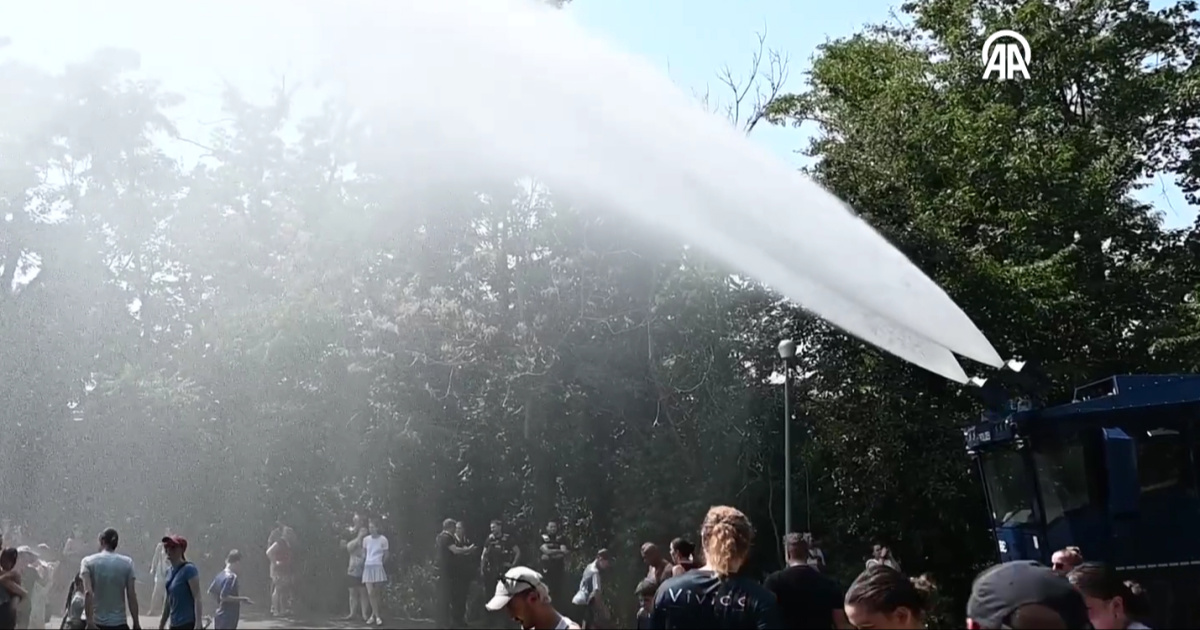 VIDEO Berlinska policija vodenim topovima rashlađivala ljude