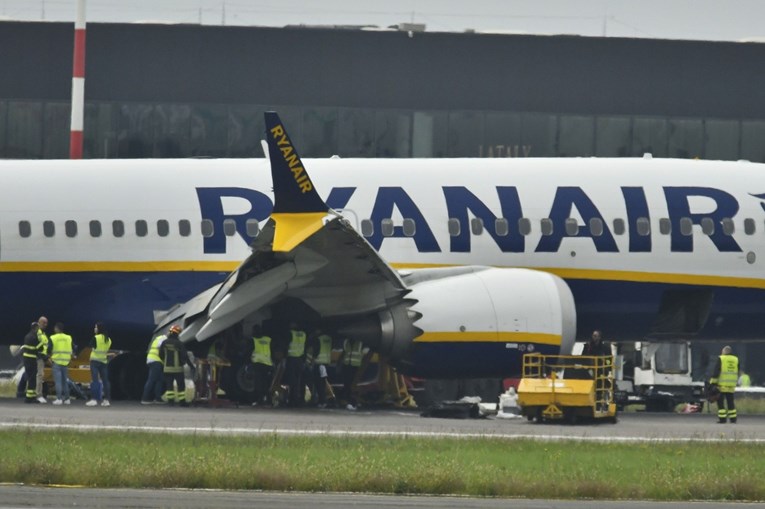 FOTO Avionu Ryanaira pukle četiri gume pri slijetanju, kolaps na aerodromu u Bergamu