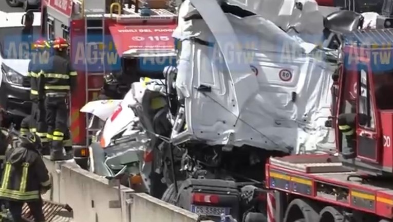 Kamion naletio na kolonu  u Italiji. Troje mrtvih u kolima hitne pomoći