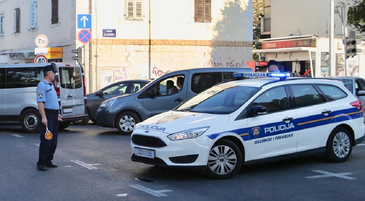 U Kaštelima se pijan zabio u auto na semaforu, ozlijeđena žena