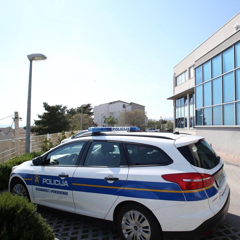 Dalmatinac tražio novac od muškarca pa mu slomio prste