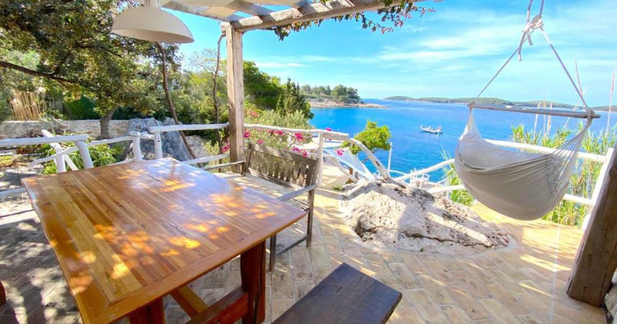 Na Hvaru se prodaje vila s 5 apartmana, izlazom na plažu i pogledom na Paklene otoke