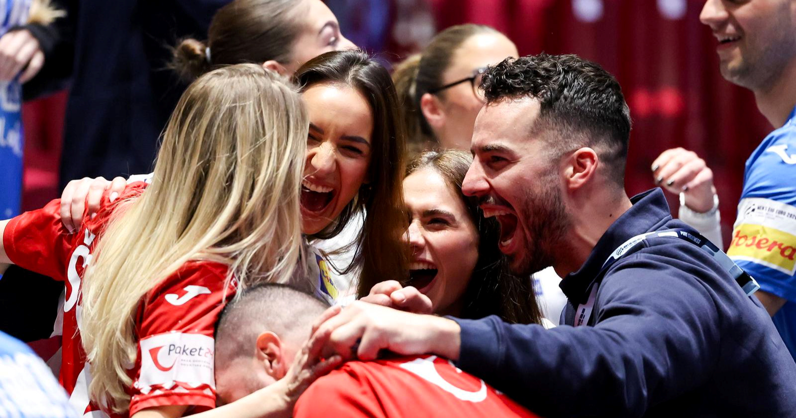 FOTO Kad su rukometaši stigli do tribina i svojih obitelji, nastala je ludnica