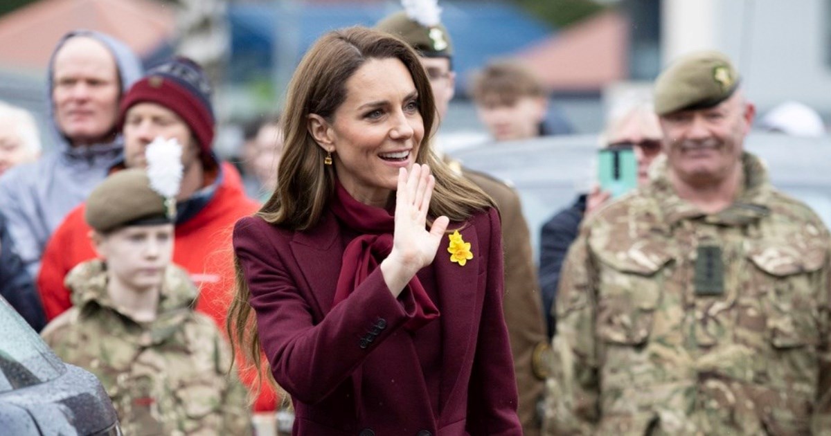 Princeza Kate nosi monokromatsku bordo kombinaciju od glave do pete u Walesu