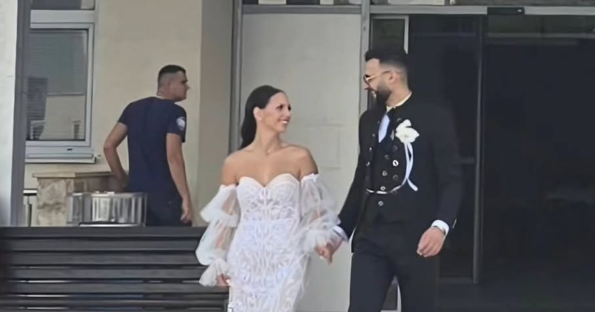 Mladenci se fotografirali ispred zadarske bolnice. Iza toga stoji posebna priča