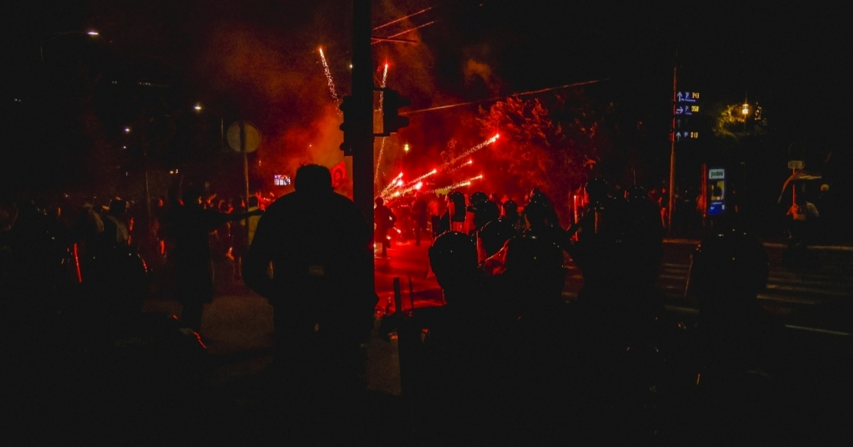 Oklopna vozila, suzavac i batine u Beogradu. Demolirane prostorije SNS-a u Novom Sadu