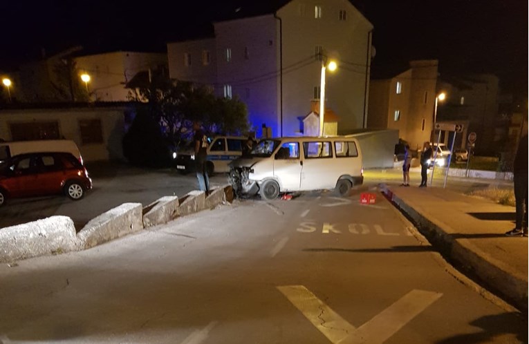 Kombijem u Splitu izazvao dvije nesreće pa pobjegao. Mladić se bori za život