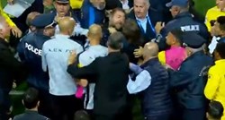 VIDEO Nevjerojatne scene na grčkom derbiju. Trener AEK-a se potukao s igračem PAOK-a