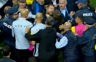 VIDEO Nevjerojatne scene na grčkom derbiju. Trener AEK-a se potukao s igračem PAOK-a