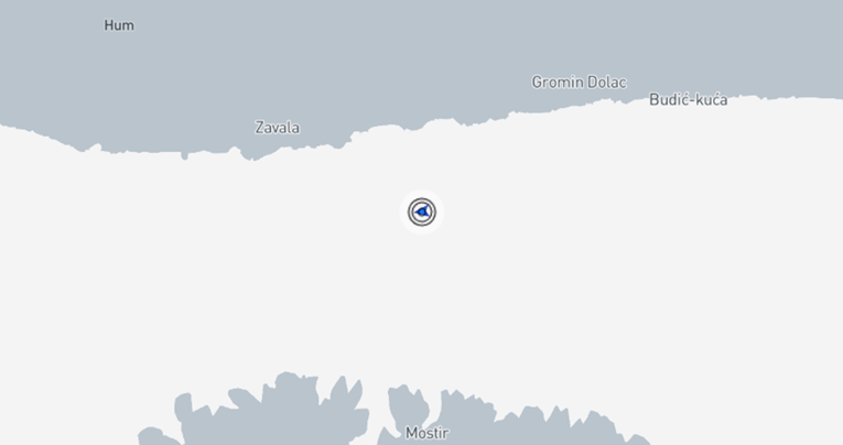 Brod kod Hvara djelomično ostao bez pogona. Zbog vremena bi se mogao približiti obali