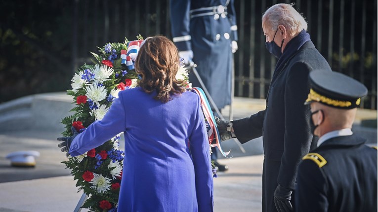 Clinton, Obama i Bush se uz Bidena poklonili žrtvama na vojnom groblju Arlington