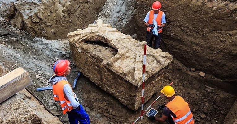 FOTO I VIDEO U Vinkovcima vade rimski sarkofag, opljačkan je