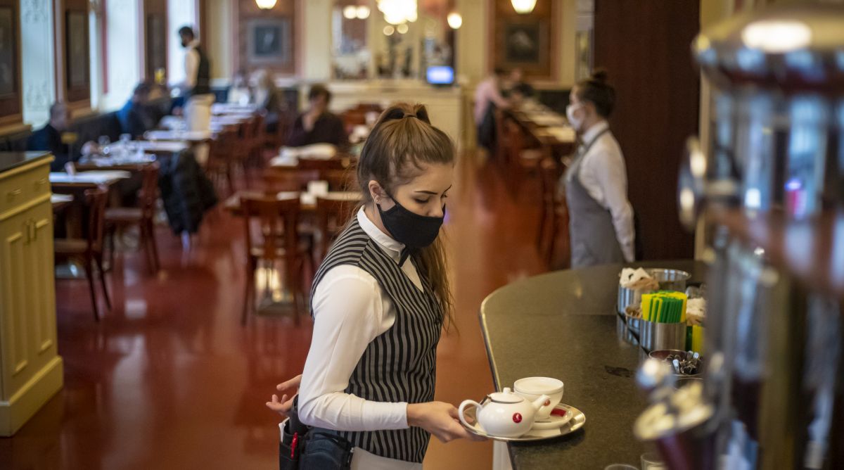 U Češkoj ponovo otvoreni barovi, restorani i trgovine
