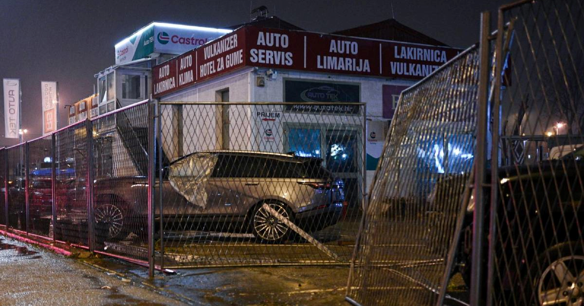 FOTO U Zagrebu autom pokosio ogradu i 4 parkirana vozila