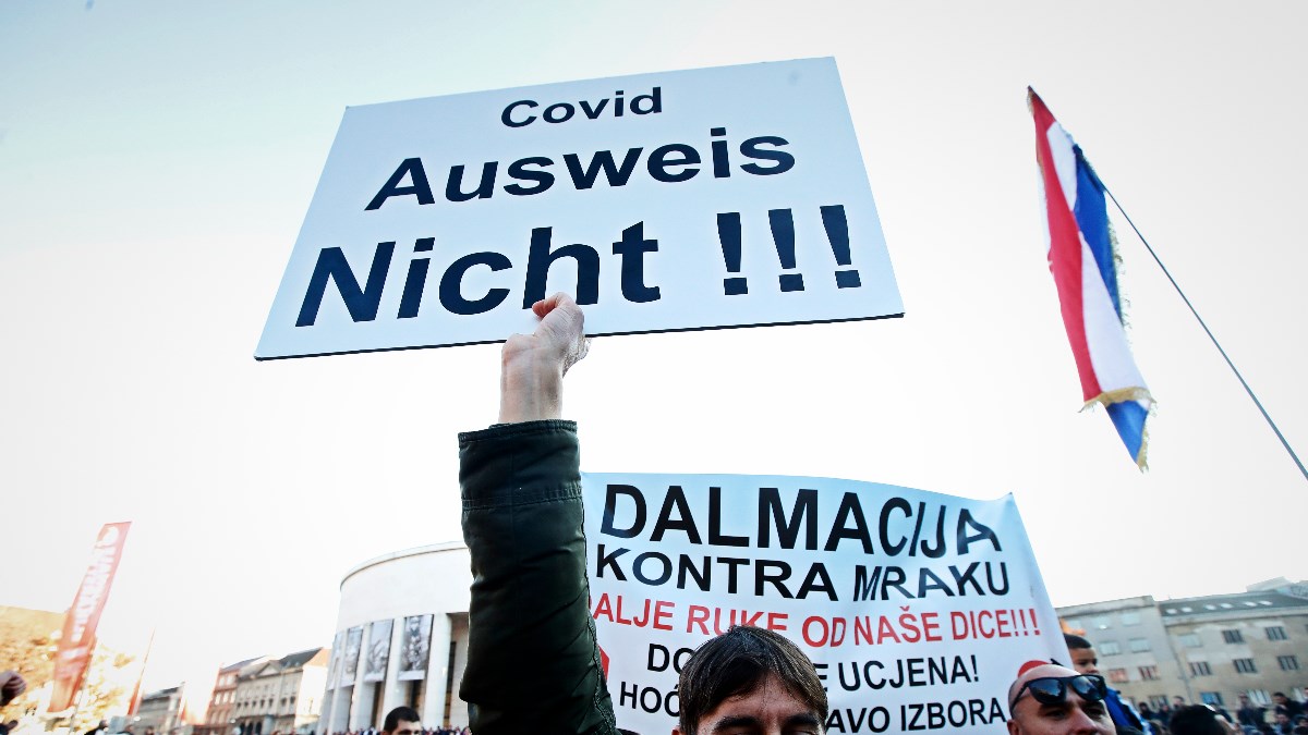 Guardian u tekstu o covid-potvrdama objavio sliku iz Zagreba: "Covid Ausweis Nicht"