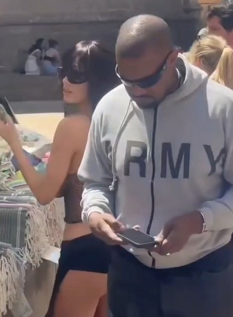 Kanye West i Bianca snimljeni u Španjolskoj, ona nosila mrežasti top i mini hlačice