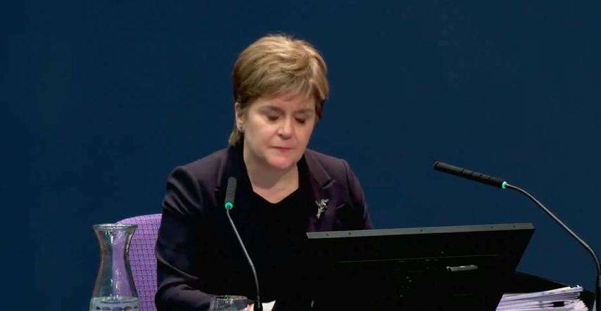 Bivša škotska premijerka plakala na saslušanju o koroni. Priznala brisanje poruka