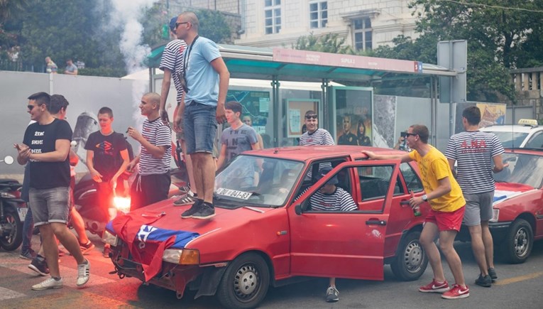 Skakali po autu, palili baklje: Maturanti diljem Hrvatske sami organizirali norijadu