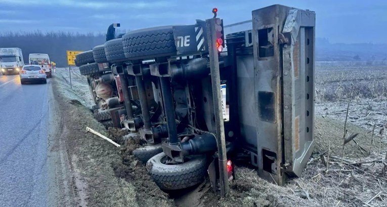 FOTO Kamion sletio s ceste kod Križevaca i prevrnuo se na bok