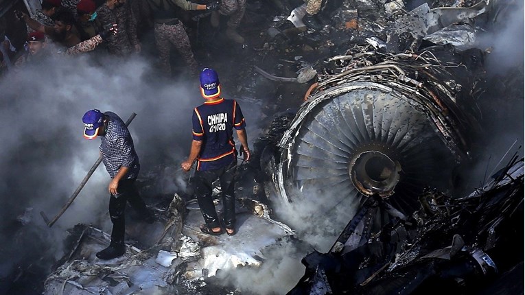 Najmanje dvoje ljudi preživjelo pad pakistanskog aviona, među njima i direktor banke