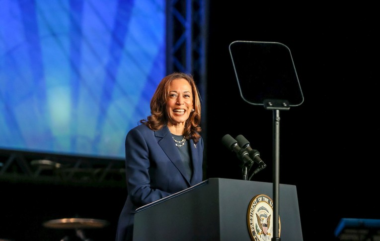 Kamala Harris u par tjedana za kampanju skupila 310 milijuna dolara
