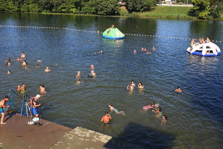 FOTO Karlovčani ovih dana spas od vrućina traže na rijeci Korani