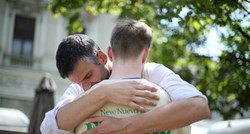 Dva muškarca stajat će zagrljeni čitav dan na Cvjetnom trgu u Zagrebu