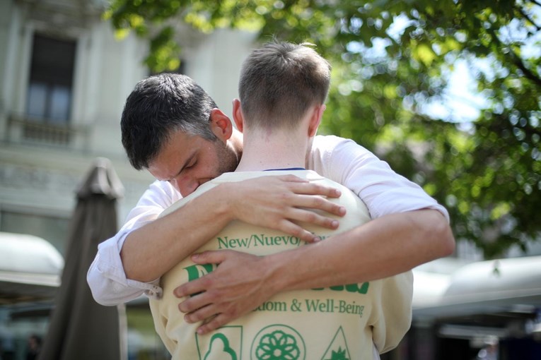 Dva muškarca stajat će zagrljeni čitav dan na Cvjetnom trgu u Zagrebu