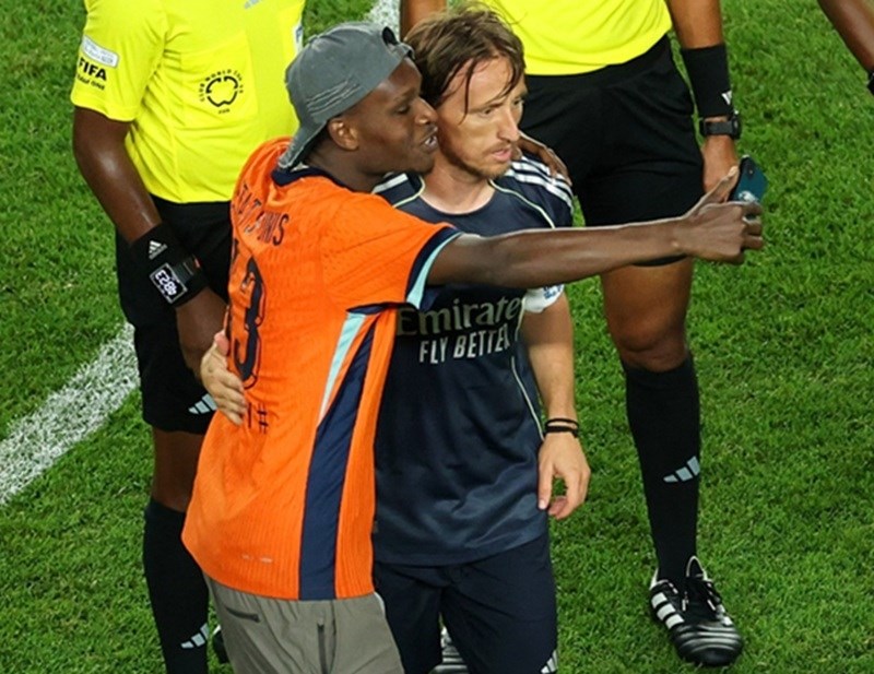 Modrić oduševio na klupskom SP-u. Slikao se s navijačem koji je utrčao na teren