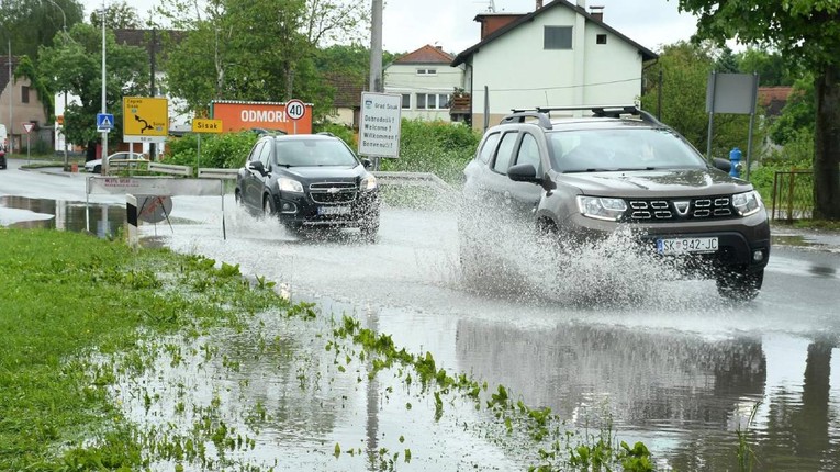 Zbog poplave zatvorene neke ceste, zbog vjetra ograničenja