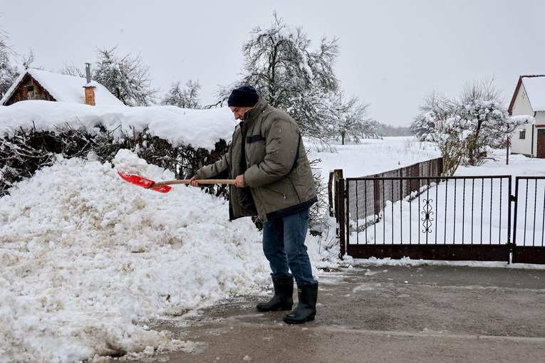 Lika je zatrpana snijegom. Ljudi u više sela i naselja već su 24 sata bez struje