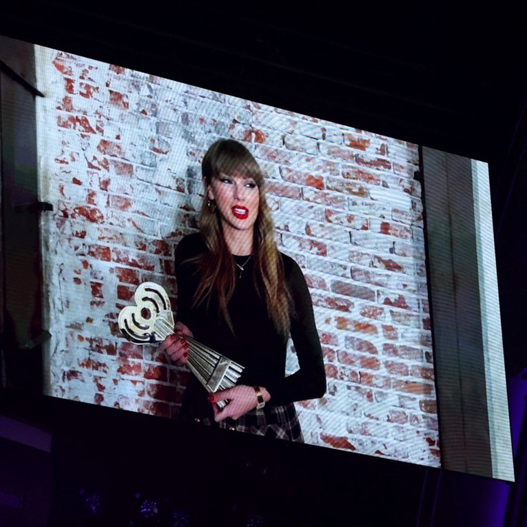 Taylor Swift u videu nosila zmijsku ogrlicu, krenula nagađanja o novoj verziji albuma