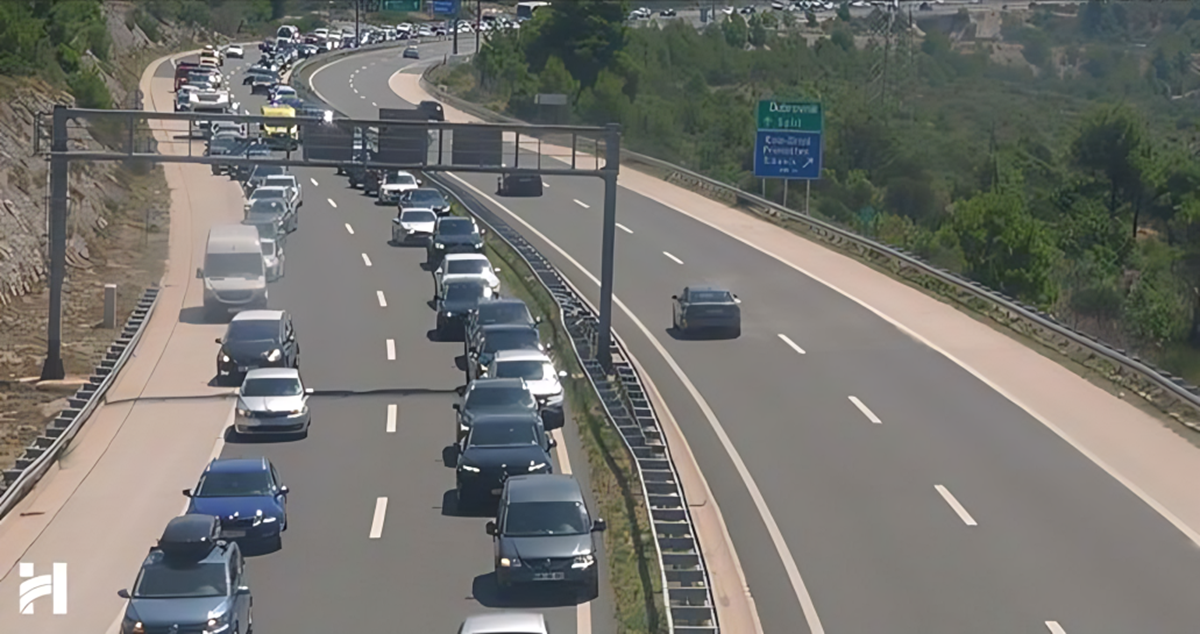 Zapalio se auto na A1. Kolona duga 5 km