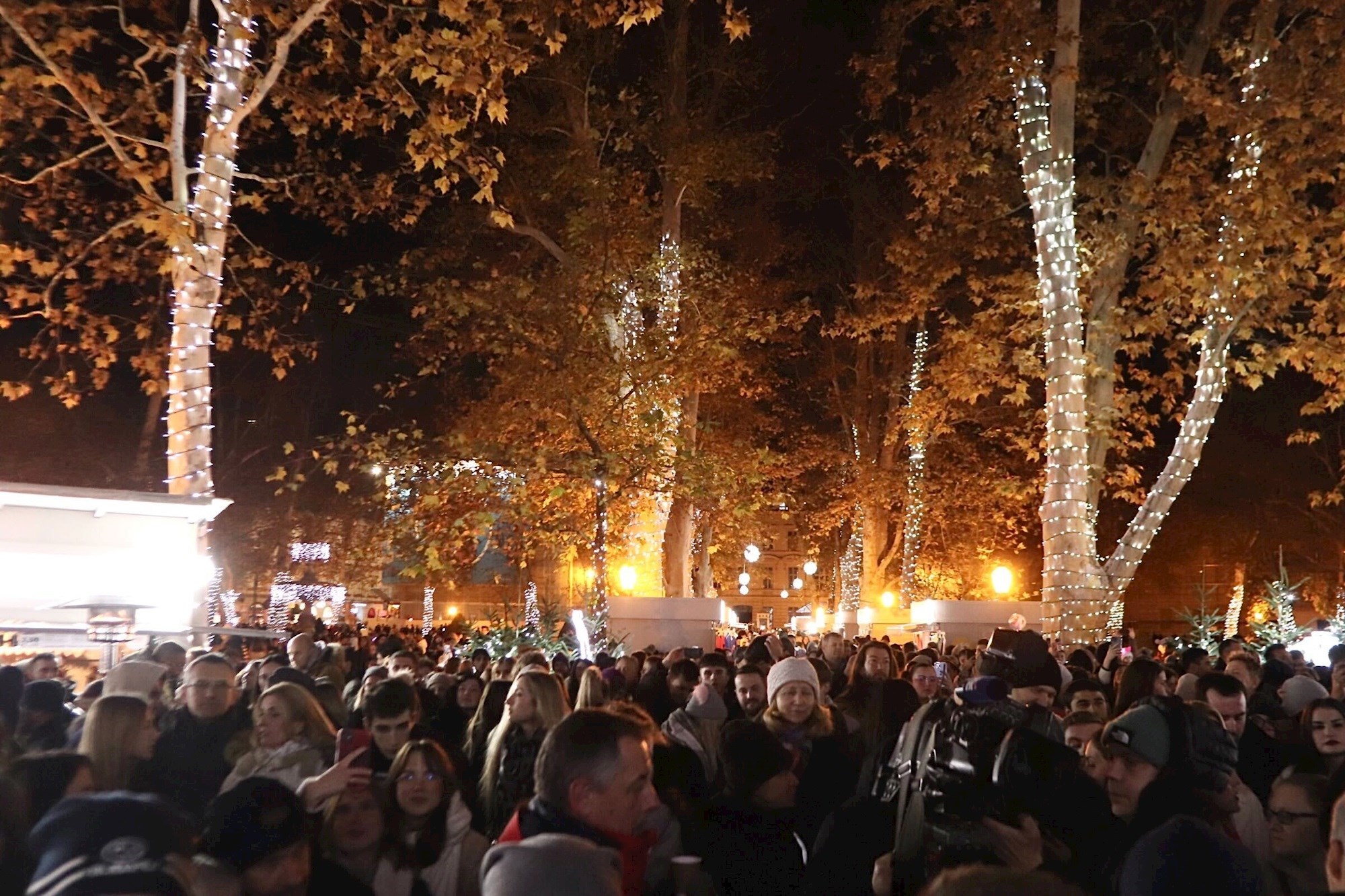 Počeo je Advent u Zagrebu. Upaljene lampice na Zrinjevcu, krenula i Ledena bajka