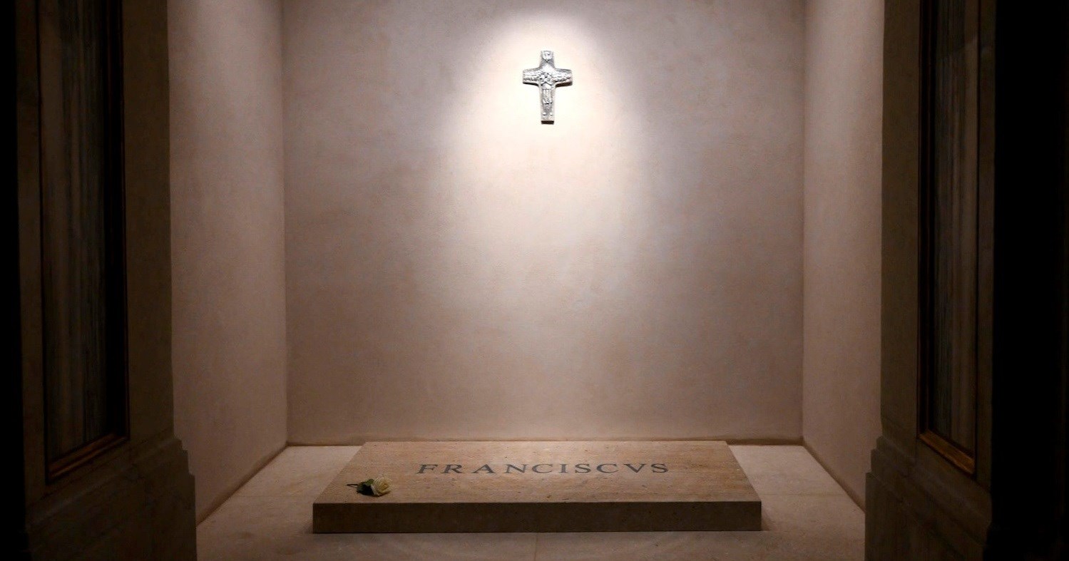 Papin grob razbjesnio dizajnere: "Krivo su mjerili razmak između slova"