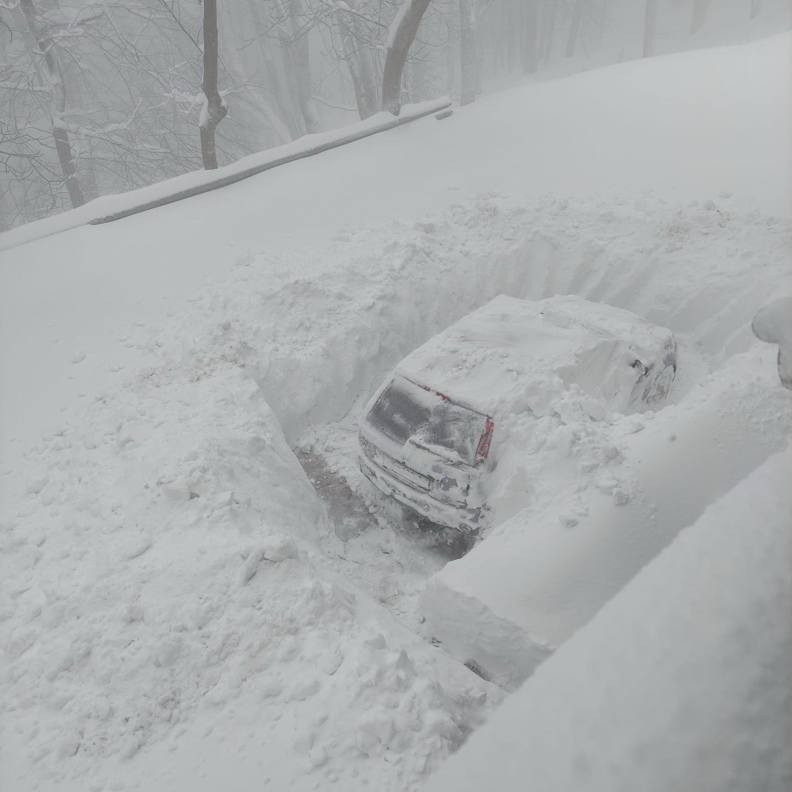 FOTO Pogledajte koliko snijega ima na Papuku, prekrio je auto