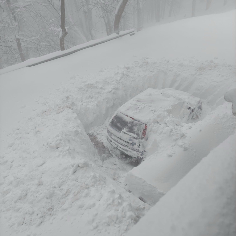 FOTO Pogledajte koliko snijega ima na Papuku, prekrio je auto
