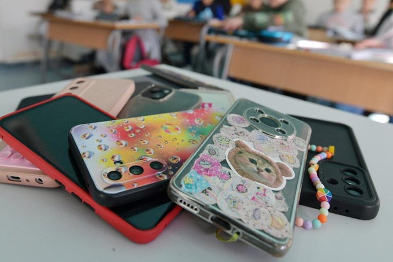Srbija od iduće godine planira potpunu zabranu mobitela u školama