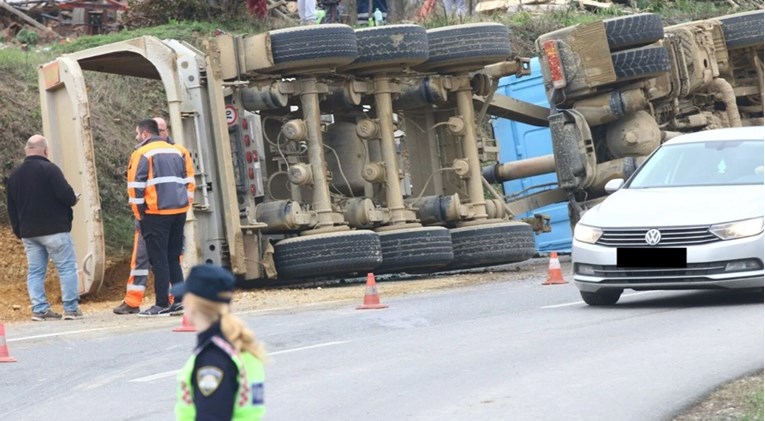 FOTO Šleper pun tereta prevrnuo se u Podravini