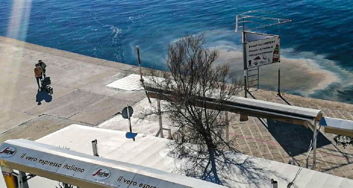VIDEO Na splitskim Bačvicama se u moru širi ogromna smeđa mrlja