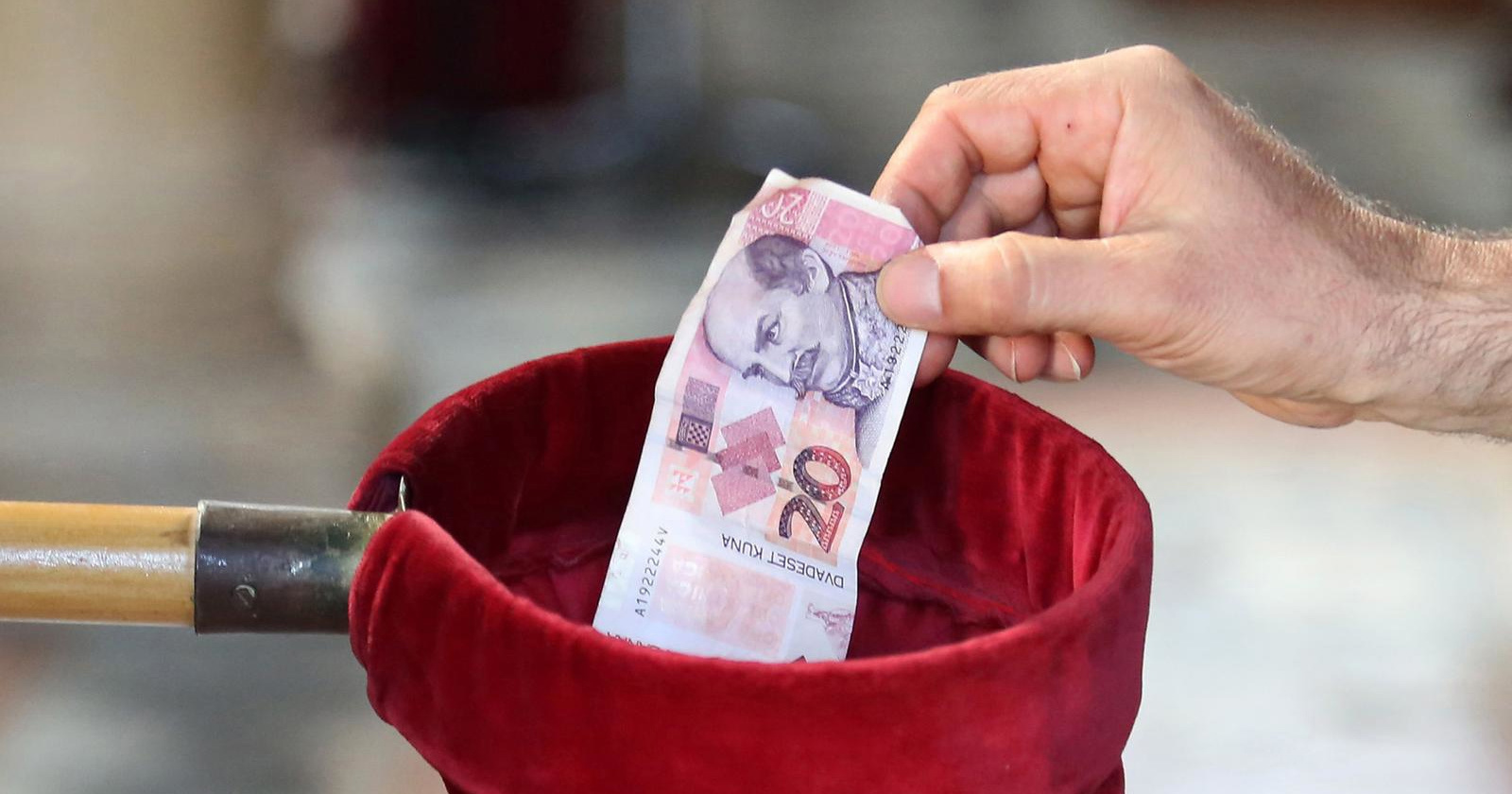 Svećenici iz Župe Skrad imaju molbu: "Vjernici, ne stavljajte kune u milostinju"