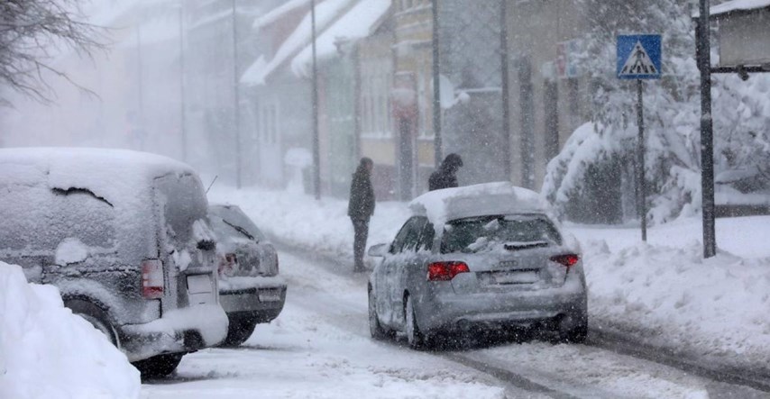 Snijeg i bura otežavaju promet: Zatvorene neke ceste, obustavljene trajektne linije