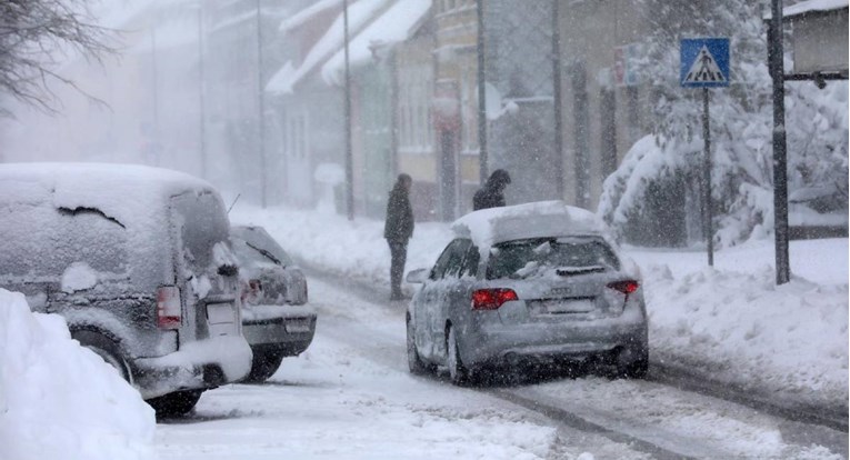 Snijeg i bura otežavaju promet: Zatvorene neke ceste, obustavljene trajektne linije