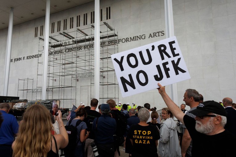 Uklonjeno Trumpovo ime s Kennedy Centra