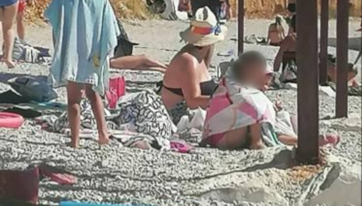 Fotka s dalmatinske plaže postala hit zbog detalja u pozadini: "Prvi red do mora"