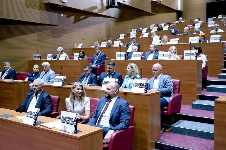 Većina oporbe podržala SDP-ov prijedlog za opoziv Vlade. Dvije stranke nisu