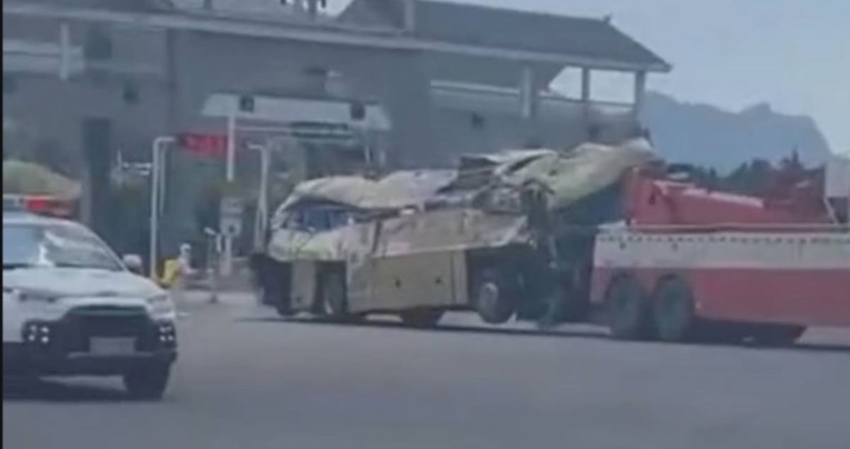 U Kini se prevrnuo autobus, 27 mrtvih