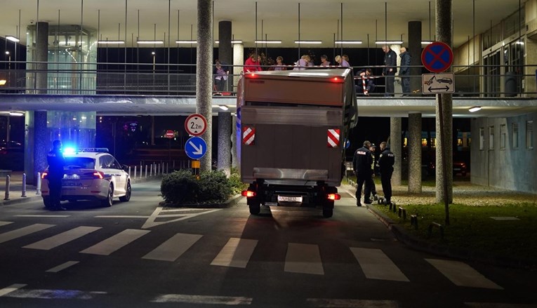 FOTO Kamionom u Zagrebu zaglavio pod stepenicama gradskog poglavarstva