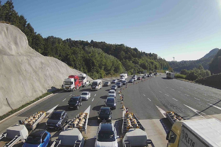 Velike gužve prema Zagrebu, kolone po 5 km
