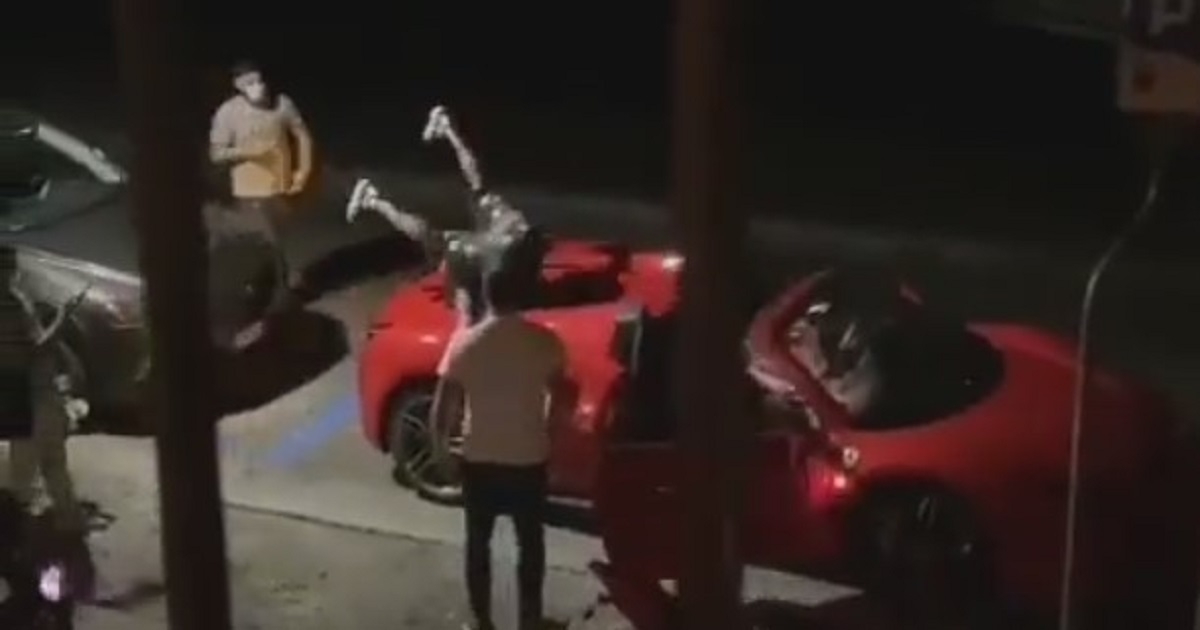 Pogledajte Vidala toliko pijanog da nije mogao ući u automobil. Snimka je hit